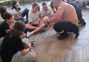 Zajęcia pierwszej pomocy przedmedycznej w klasie 6a