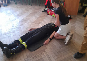 Zajęcia pierwszej pomocy przedmedycznej w klasie 6a