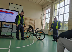 Bezpieczeństwo na drodze – spotkanie uczniów z funkcjonariuszami ruchu drogowego