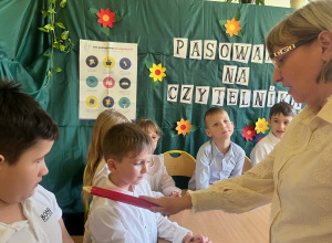 Pasowanie pierwszaków na czytelników biblioteki szkolnej