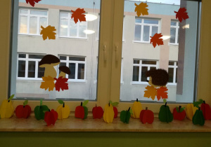 Jesienne dekoracje - jabłka i gruszki wykonane przez dzieci z zerówki.