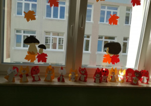 Jesienne dekoracje - wiewiórki wykonane przez uczniów klasy 2a.