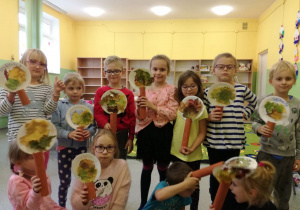 Dzieci z Zerówki prezentujące swoje prace.