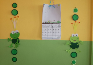 kalendarz wykonany przez dzieci i żabia para królewska